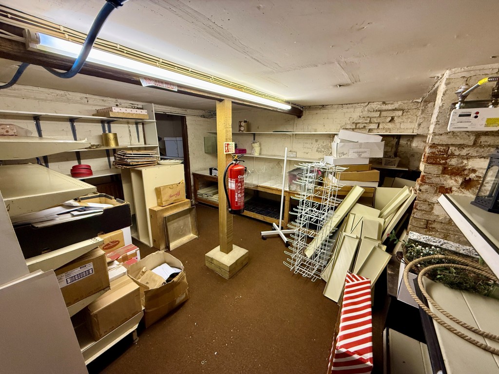 Lot: 18 - MIXED RESIDENTIAL AND COMMERCIAL PROPERTY - Basement room one